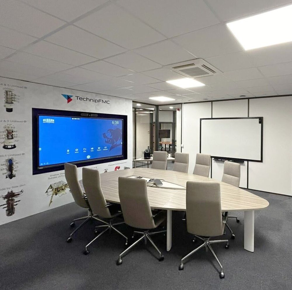 Salle de réunion équipée d'un écran interactif tactile