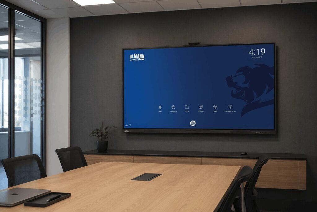Salle de r�union �quip�e d'un �cran interactif tactile