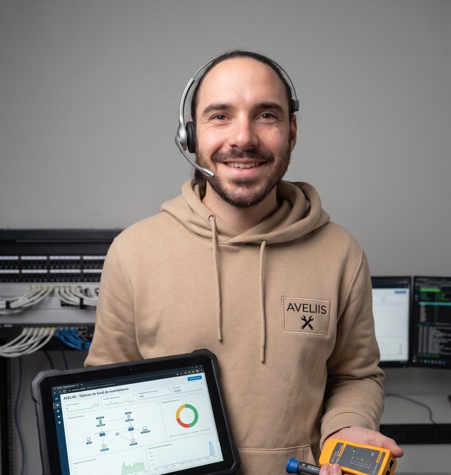 Technicien AVELIIS avec casque d'assistance, tablette de supervision et testeur r�seau
